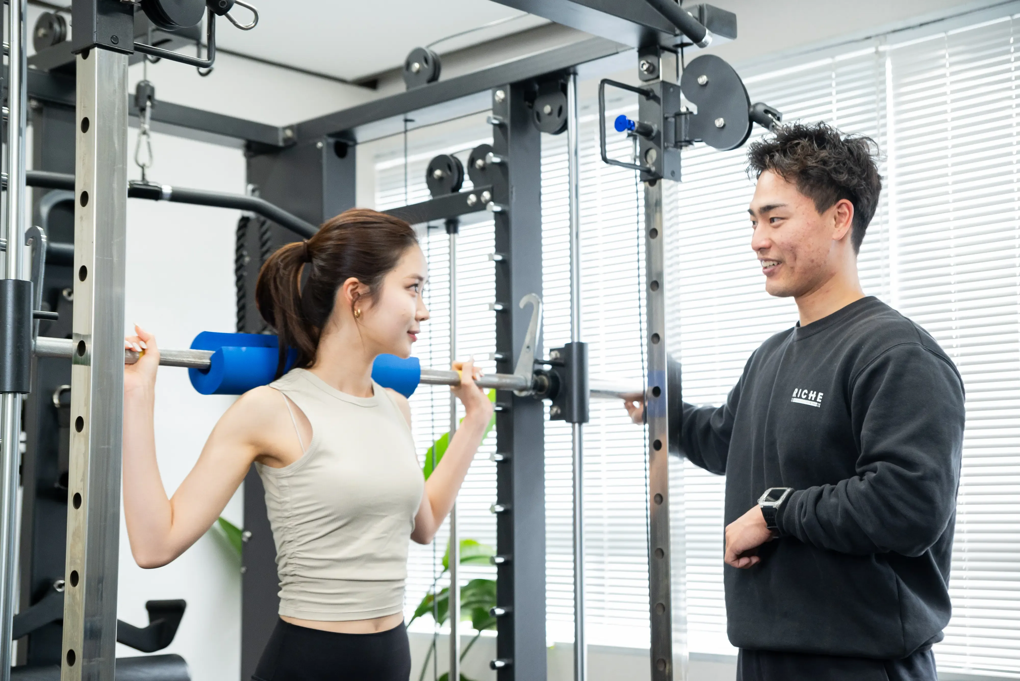 グレーのウェアでトレーニングする女性
