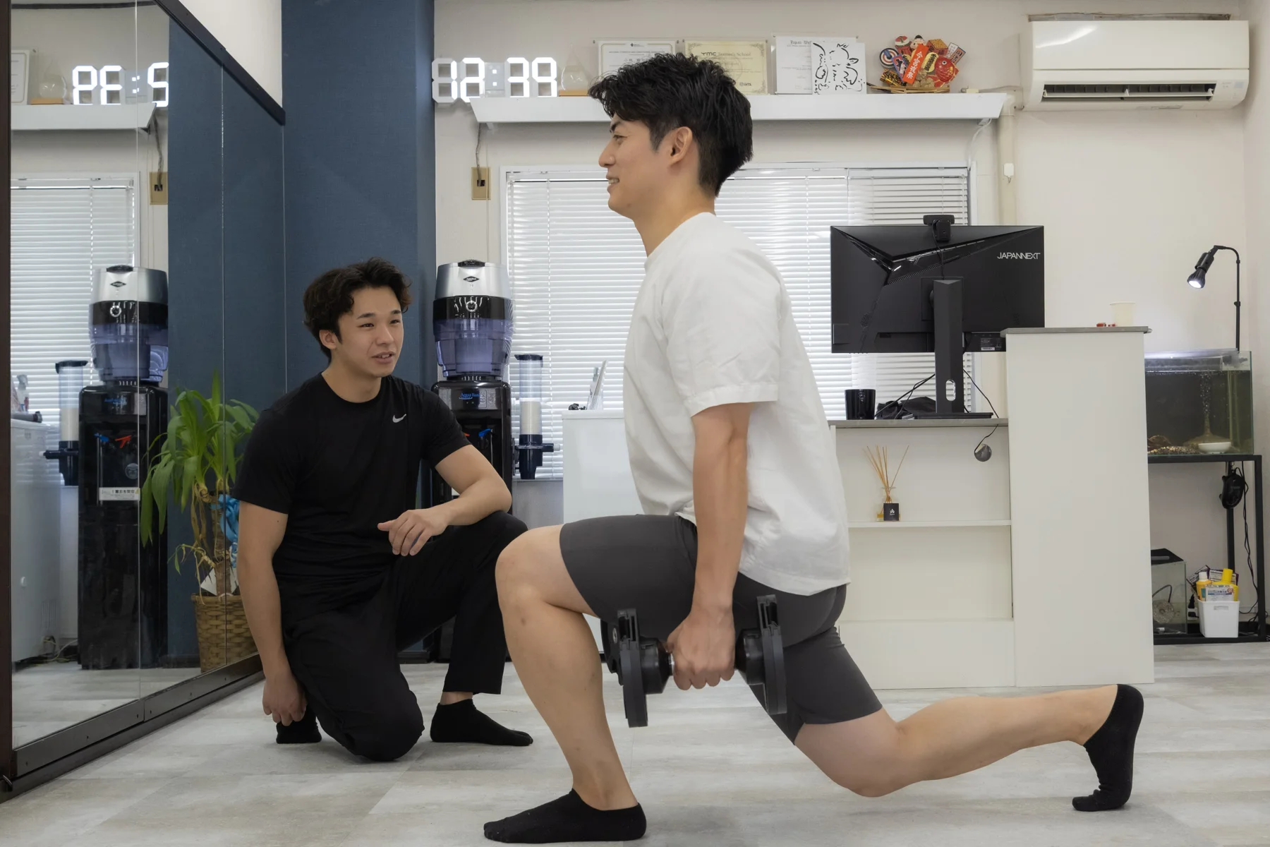 ダンベルを使ったランジ