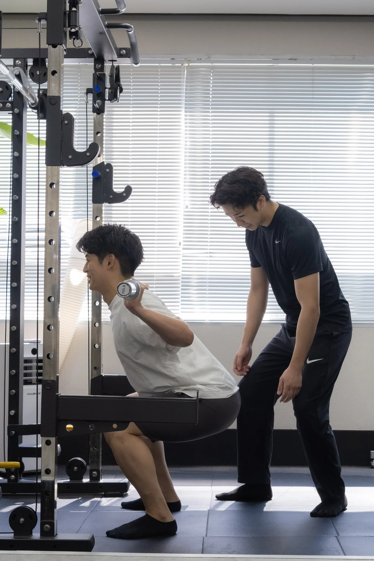 トレーナーと取り組むスクワット