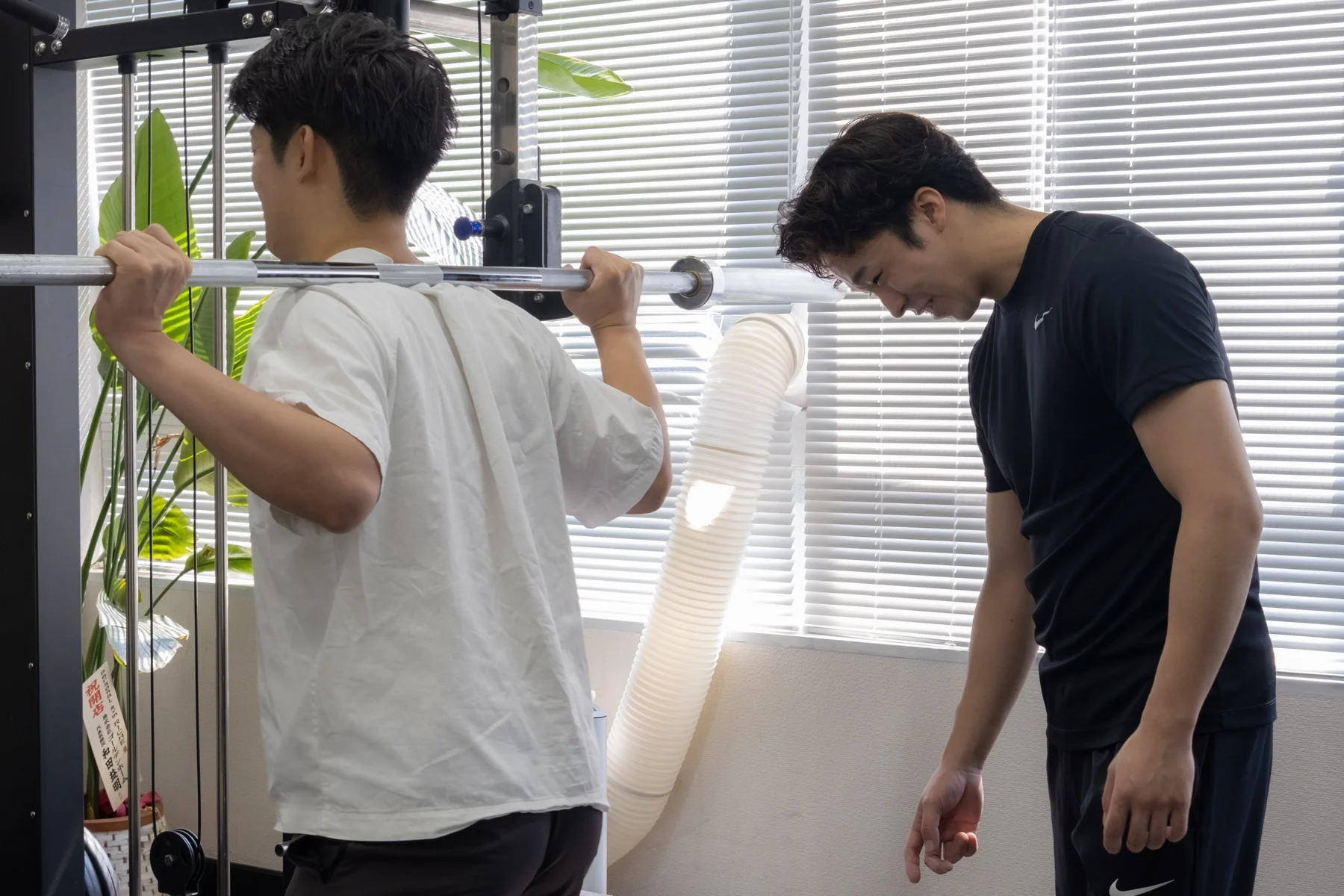 姿勢を確認するトレーナー